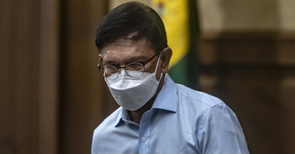 Johnny G Plate Salurkan Duit BAKTI ke Gereja dan Sekolah Katolik