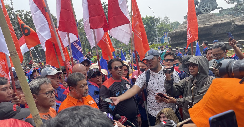 Rute Transjakarta Dialihkan Imbas Demo Buruh di Patung Kuda