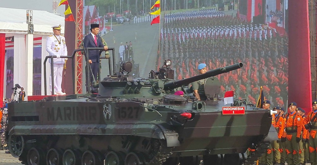 Jokowi Inspeksi Pasukan Upacara HUT TNI Naik Tank Amfibi