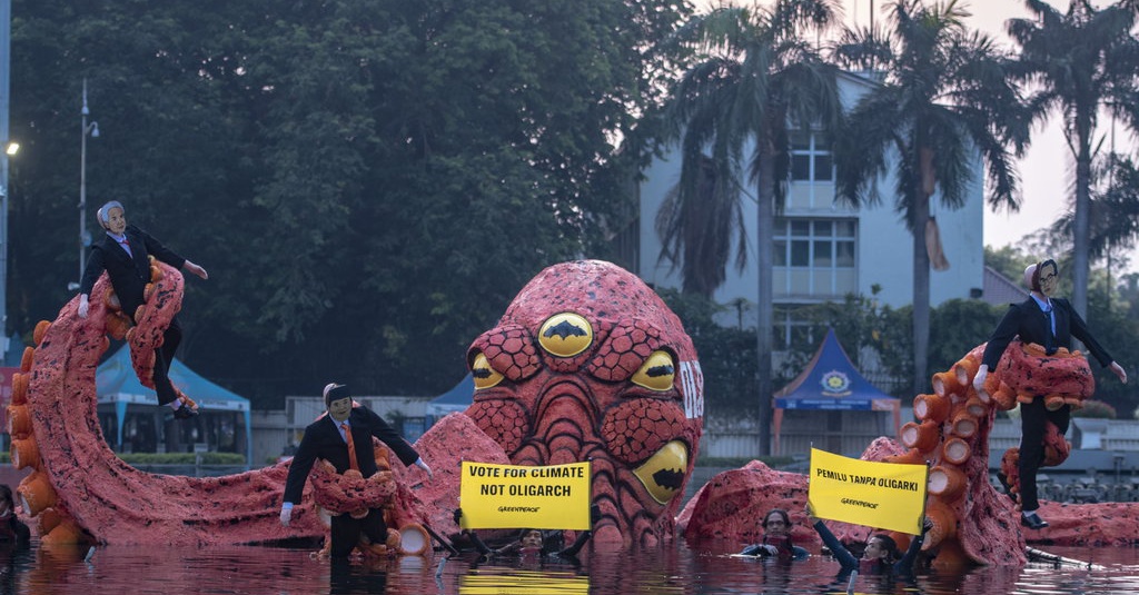 Greenpeace Bawa 'Gurita Raksasa' Serukan Pemilu Tanpa Oligarki
