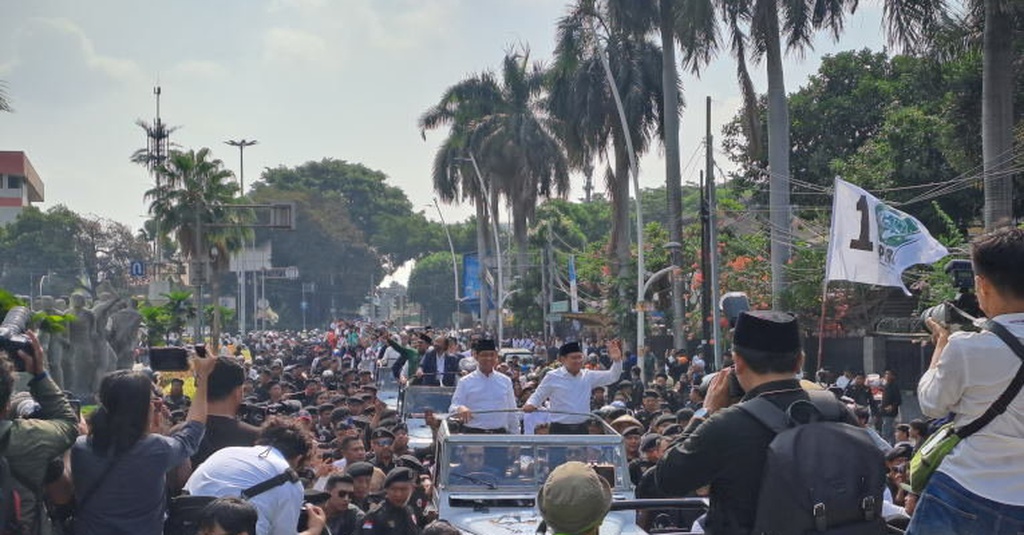 Anies-Cak Imin Tiba di depan Gedung KPU Disambut Selawat