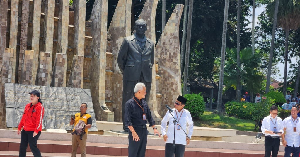 Mahfud Kenakan Kemeja Putih yang Disiapkan untuk Pilpres 2019