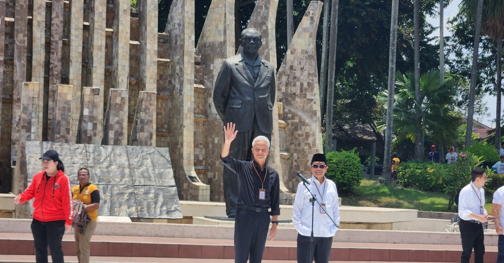 Sapa Pendukungnya di Tugu Proklamasi, Ganjar: I Love You Full