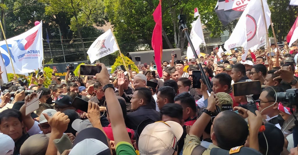 Ganjar-Mahfud Dekati Gedung KPU Sambil Jalan Kaki