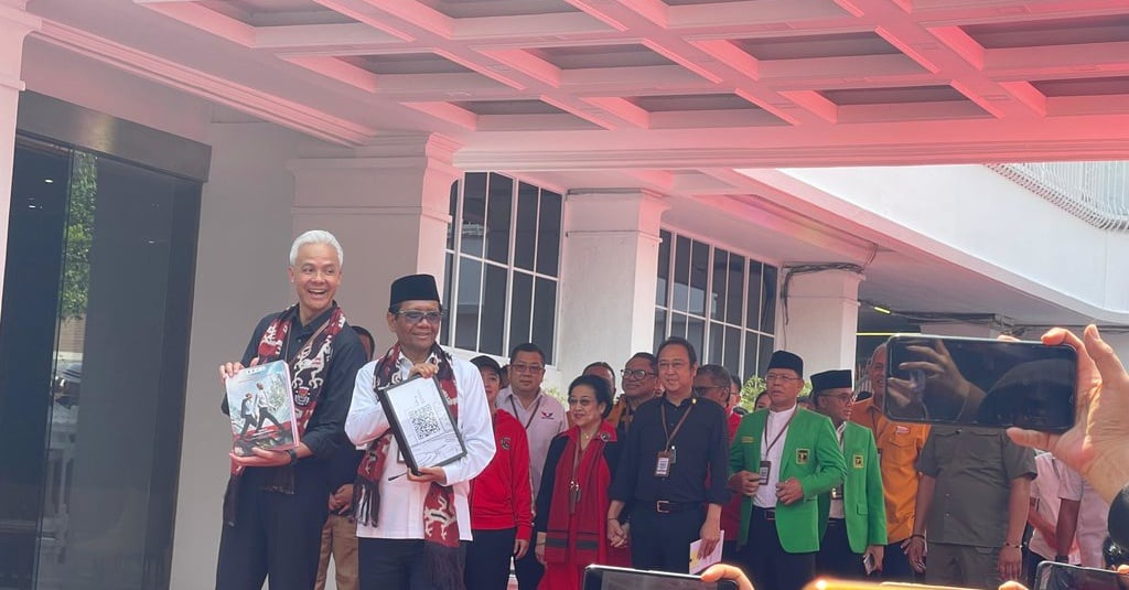 Ganjar Unjukkan Buku Kelengkapan Berkas Pendaftaran Pilpres