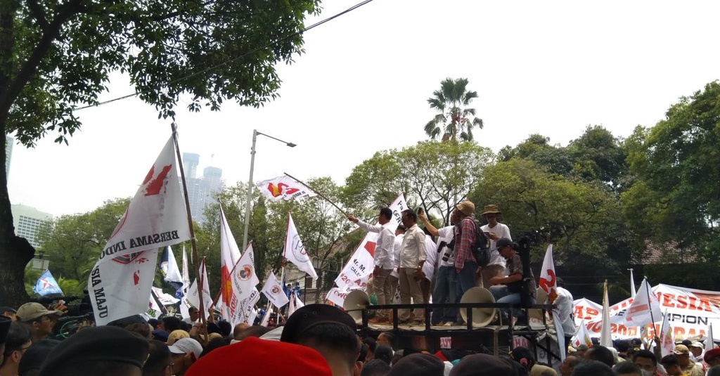 Massa di Depan KPU Bernyanyi "Prabowo-Gibran Satu Putaran"