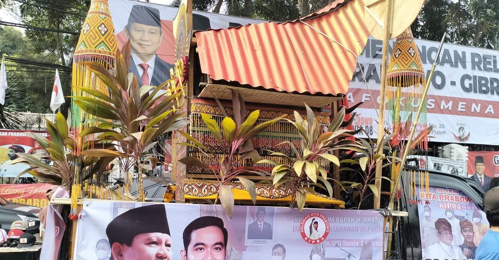 Sukarelawan Prabowo-Gibran Bawa Pikap Beraksesori Adat Toraja