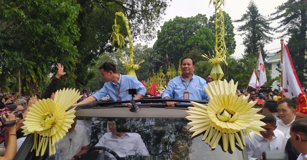 Prabowo-Gibran Naik Mobil Pindad Maung Menuju Kantor KPU RI