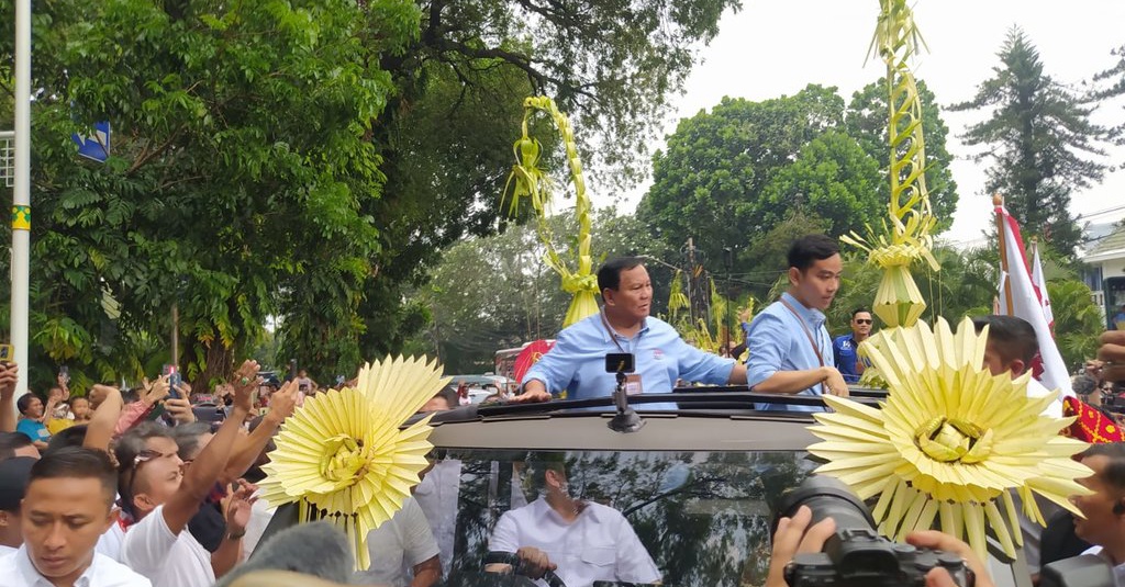 Prabowo-Gibran Tiba di KPU Disambut Massa Pendukung