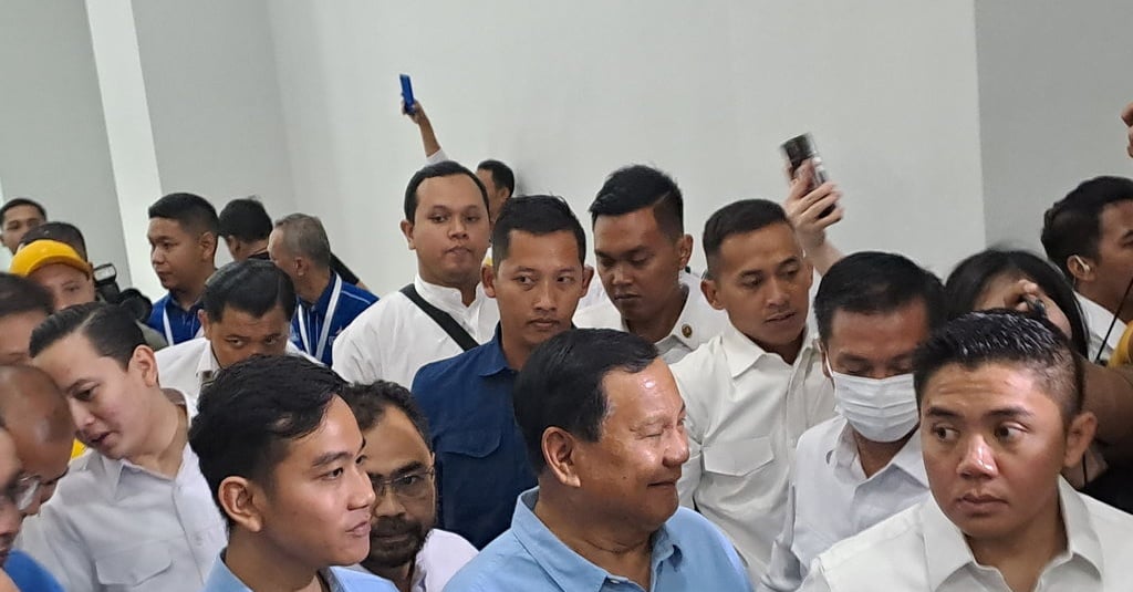 Prabowo-Gibran Berangkat Menuju KPU RI Naik Bus