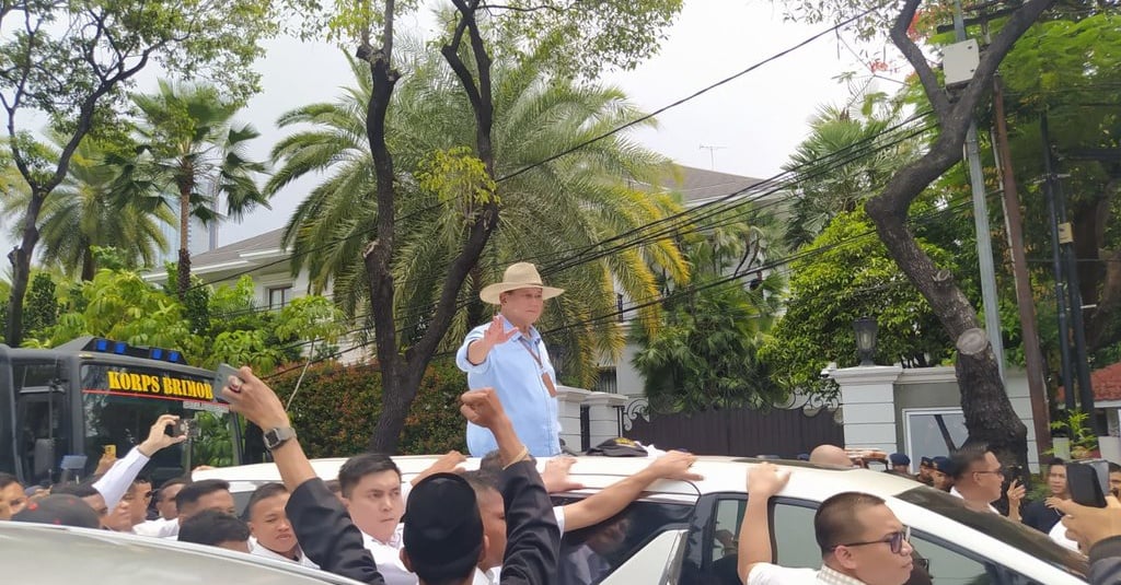 Prabowo-Gibran Salami Pendukung dan Tinggalkan KPU Menuju HI