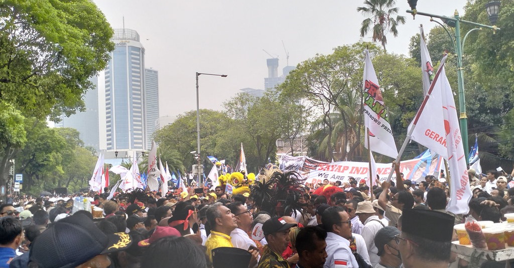 Ribuan Sukarelawan Prabowo-Gibran Padati Area Kantor KPU