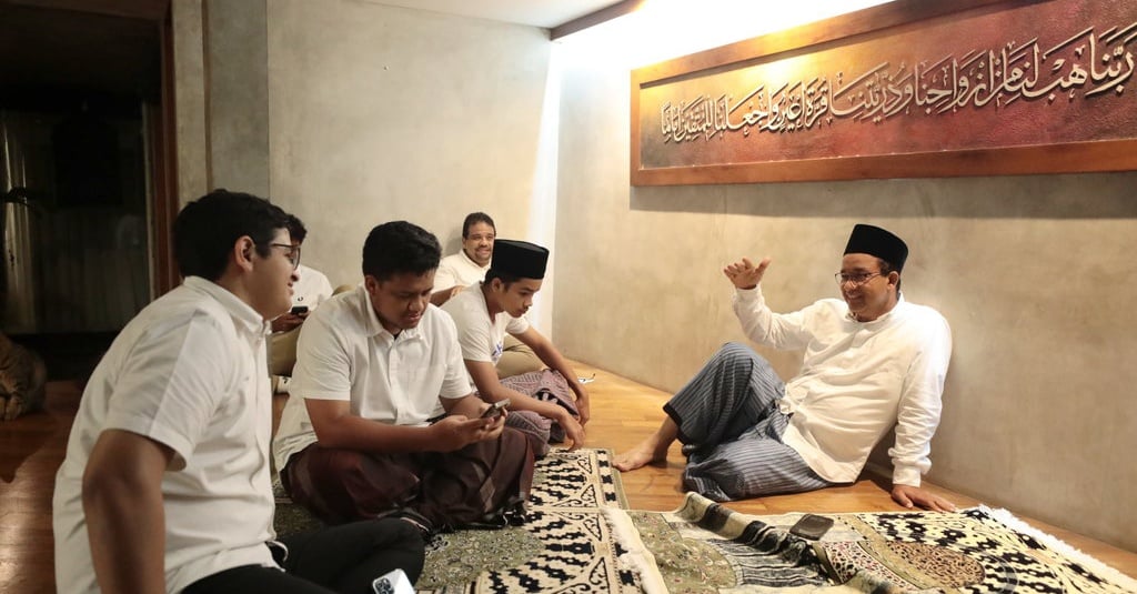 Sebelum Mencoblos, Anies Berbincang Santai dengan Keluarga