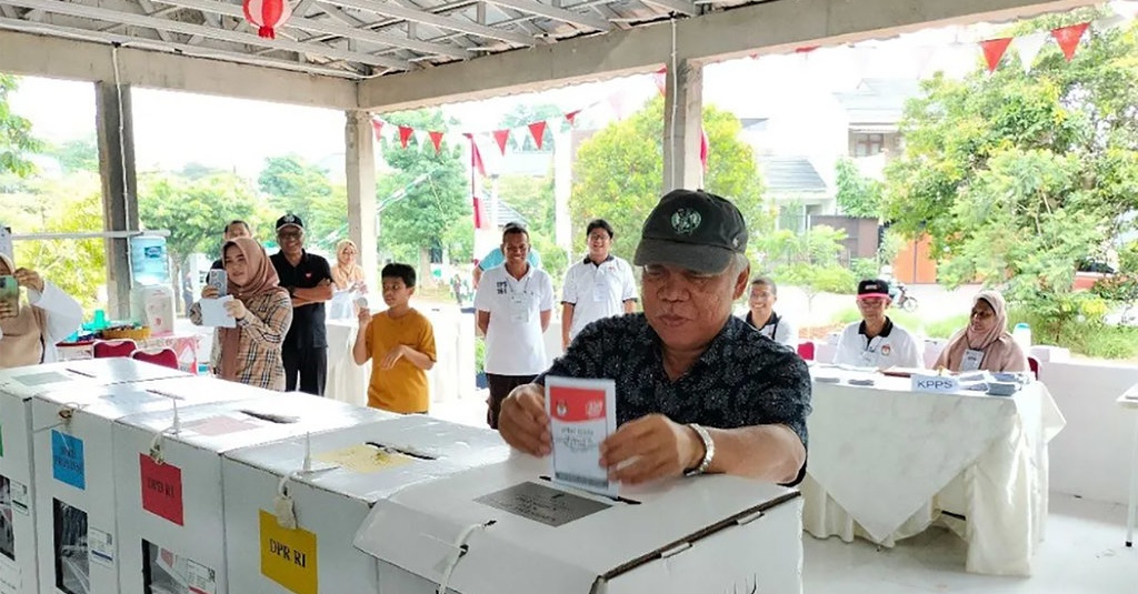 Menteri PUPR Basuki Salat Tahajud Sebelum Coblos ke TPS