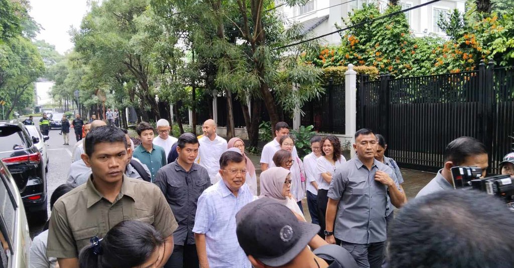 JK Berjalan dari Rumah Menuju TPS 03 Kebayoran Baru