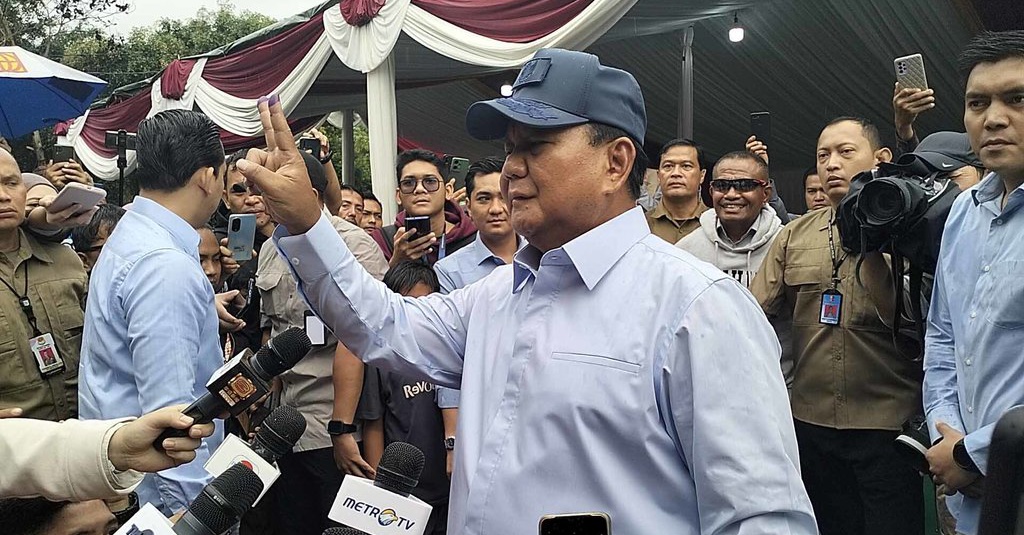 Momen Prabowo Acungkan 2 Jari Usai Nyoblos di TPS 033