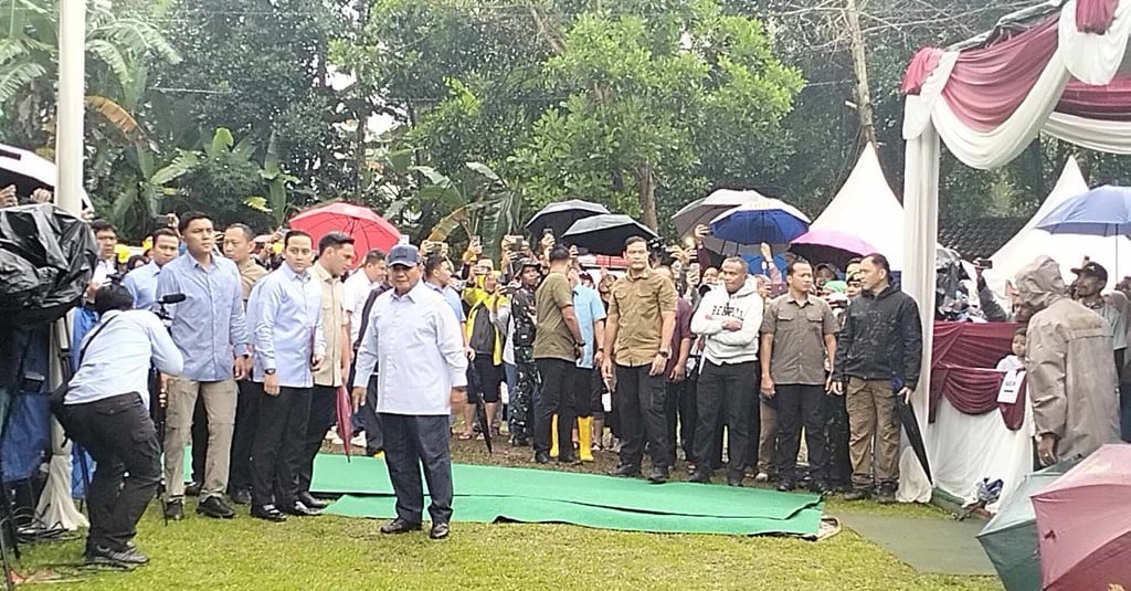 Karpet Dipasang Petugas Demi Menyambut Kedatangan Prabowo di TPS