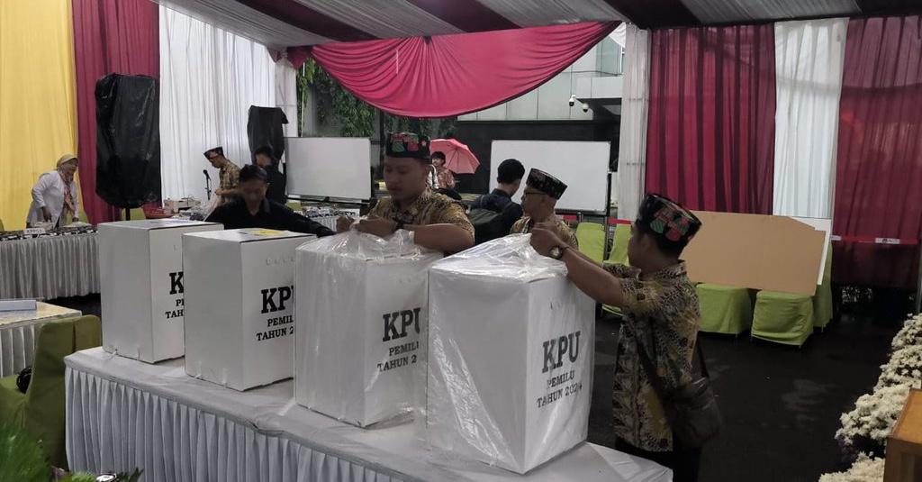 Petugas KPPS di TPS Jokowi Kenakan Busana Bertema Betawi