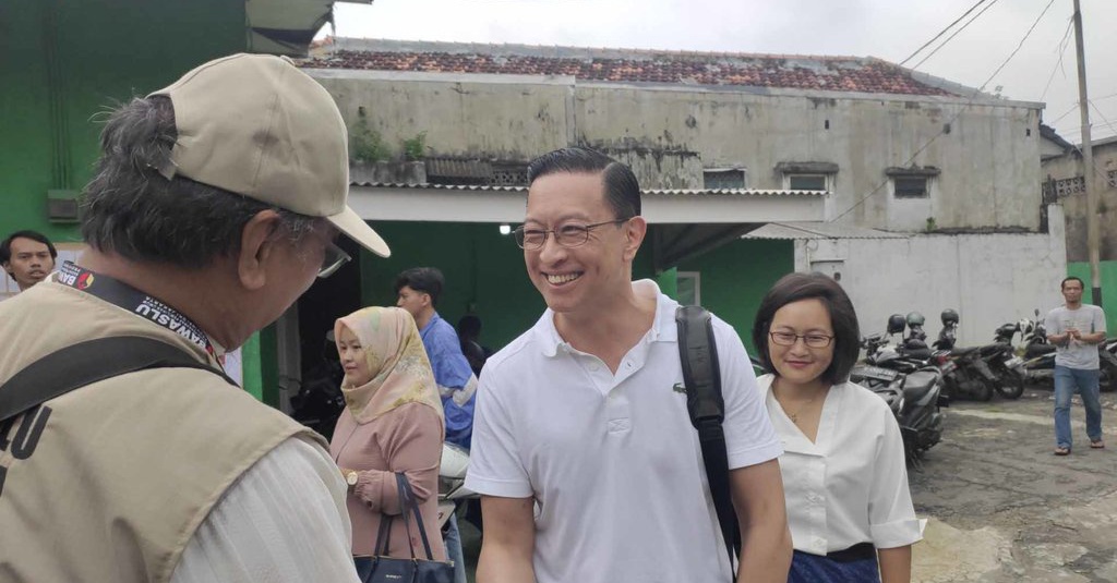 Momen Tom Lembong Cek Kertas Suara Sebelum Nyoblos