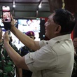 Prabowo Sapa Prajurit Bertugas di...
