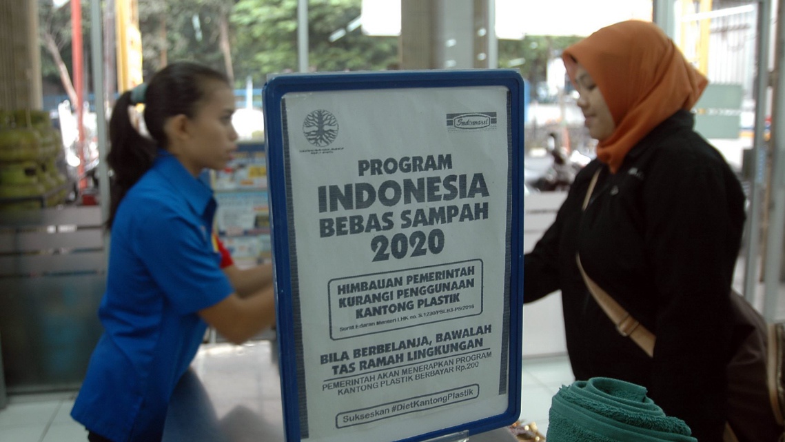 Menanti Payung Hukum Kokoh untuk Diet Kantong Plastik Menanti Payung Hukum Kokoh untuk Diet Kantong Plastik