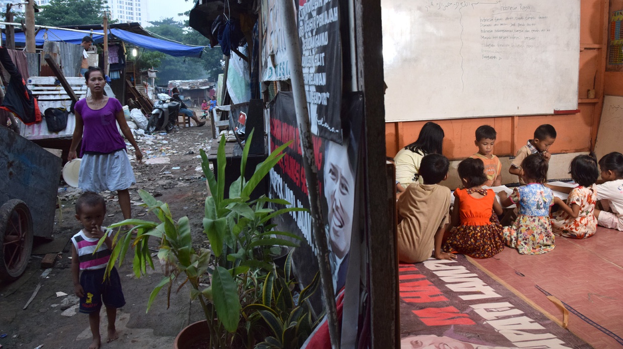 Mengenyam Manisnya Pendidikan Lewat Bilik Pintar Mengenyam Manisnya Pendidikan Lewat Bilik Pintar