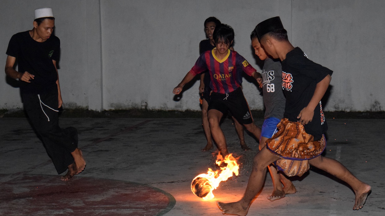 Tradisi Sepak Bola Api di Kampung Kenjeran Surabaya Tradisi Sepak Bola Api di Kampung Kenjeran Surabaya