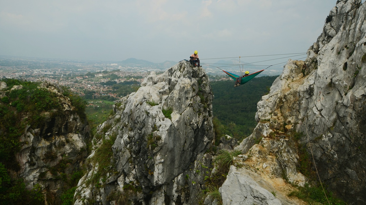 Hammocking di Puncak Gunung Hawu Hammocking di Puncak Gunung Hawu
