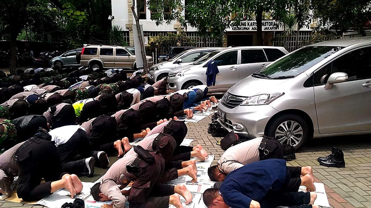 Amankan Demo 4 November, Aparat Salat Jumat di Katedral Amankan Demo 4 November, Aparat Salat Jumat di Katedral