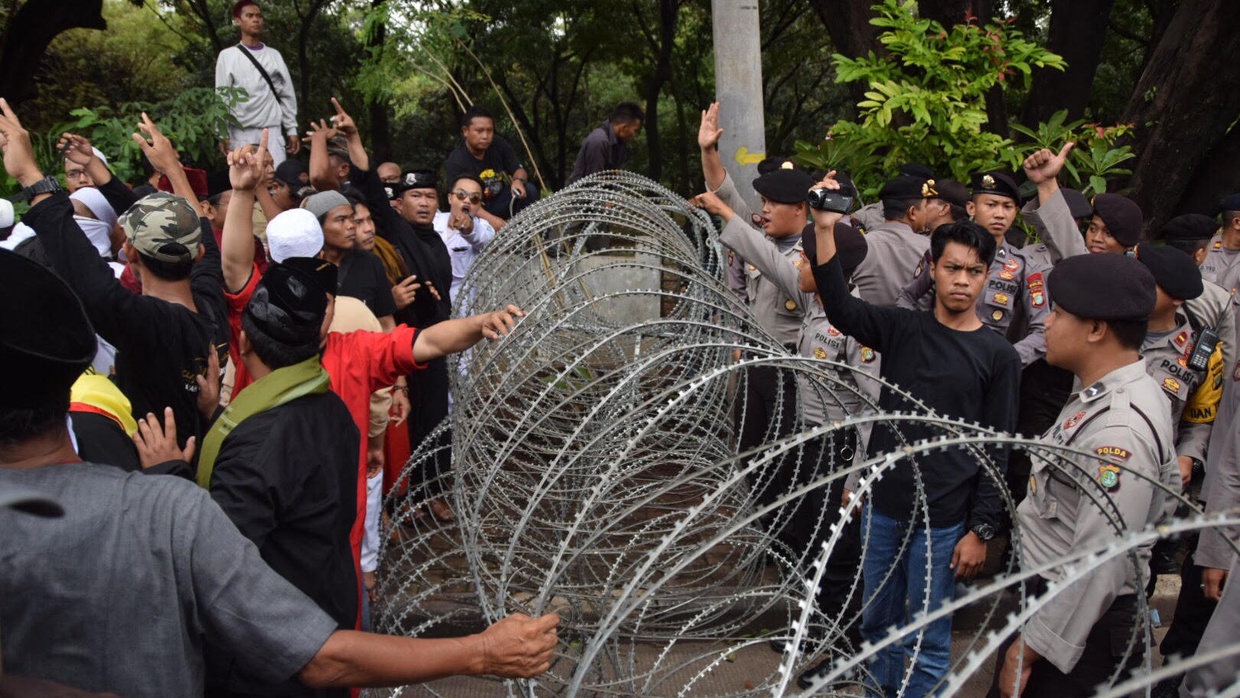 Kedua Kubu Dipisah Kawat Duri untuk Hindari Bentrok Kedua Kubu Dipisah Kawat Duri untuk Hindari Bentrok