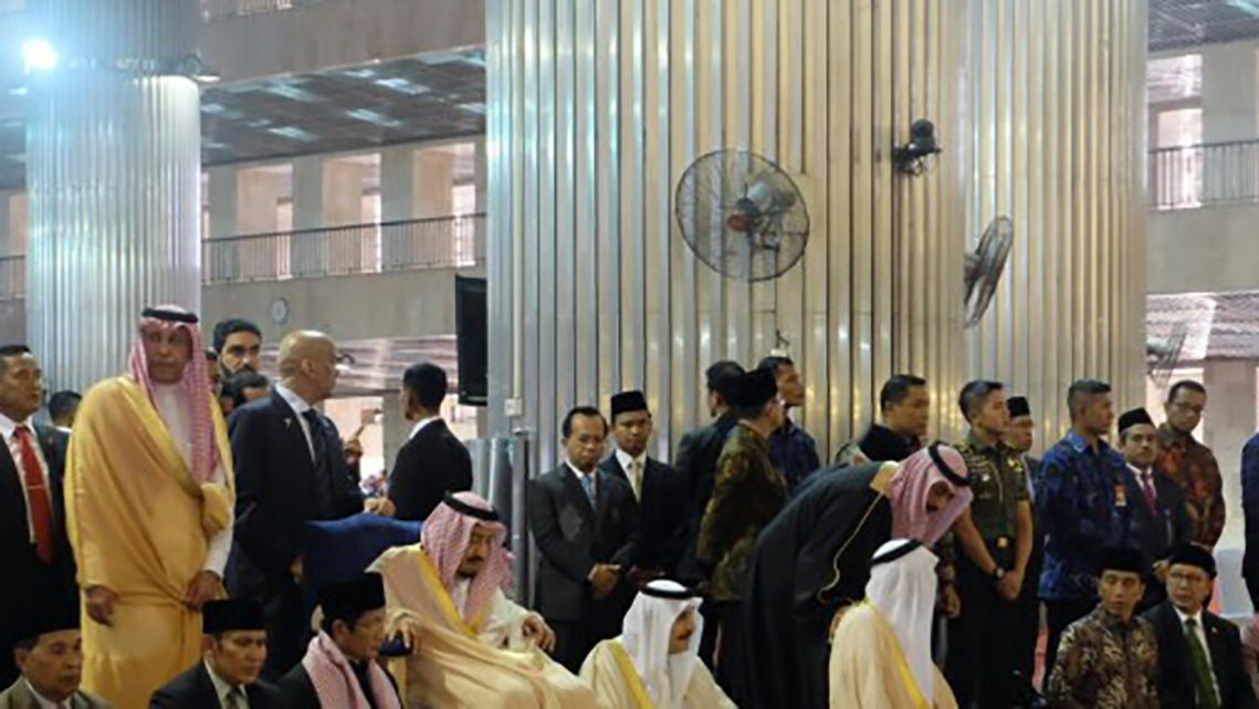 Raja Salman Serahkan Kain Penutup Ka'bah Bertuliskan Emas