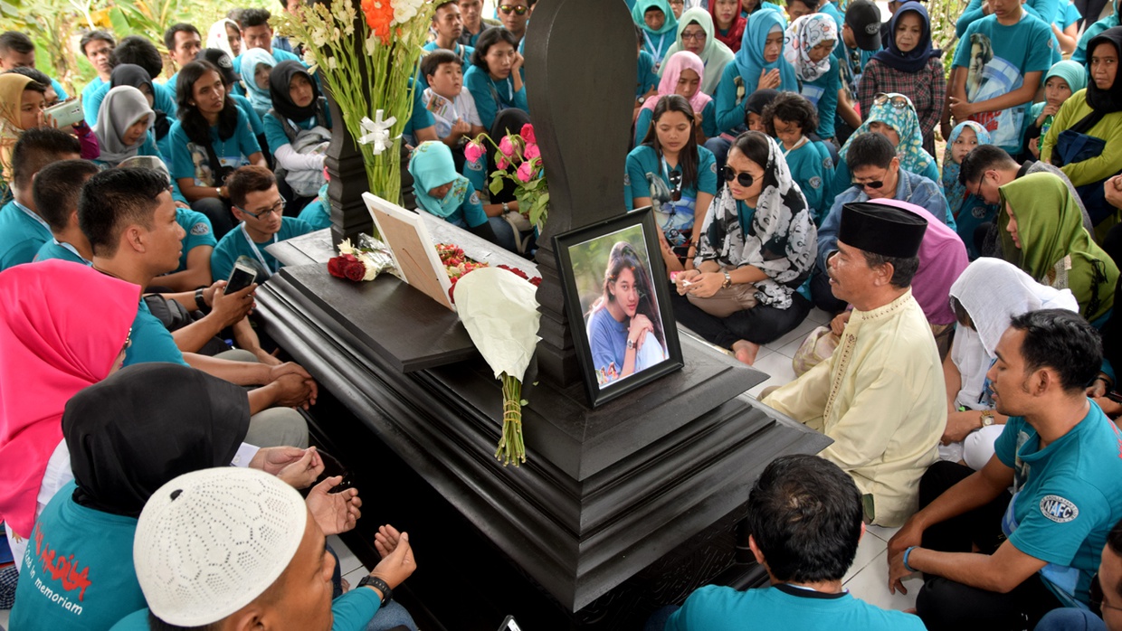 Menziarahi Bintang Kehidupan Nike Ardilla Menziarahi Bintang Kehidupan Nike Ardilla