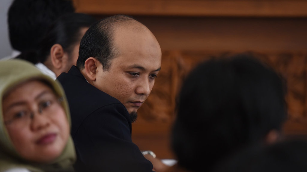 Dua Pelaku Penyiraman Air Keras Novel Diduga Memakai Helm Dua Pelaku Penyiraman Air Keras Novel Diduga Memakai Helm