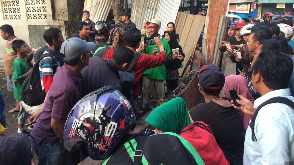 Warga Kumpulkan Serpihan Tubuh Korban Bom Kampung Melayu Warga Kumpulkan Serpihan Tubuh Korban Bom Kampung Melayu