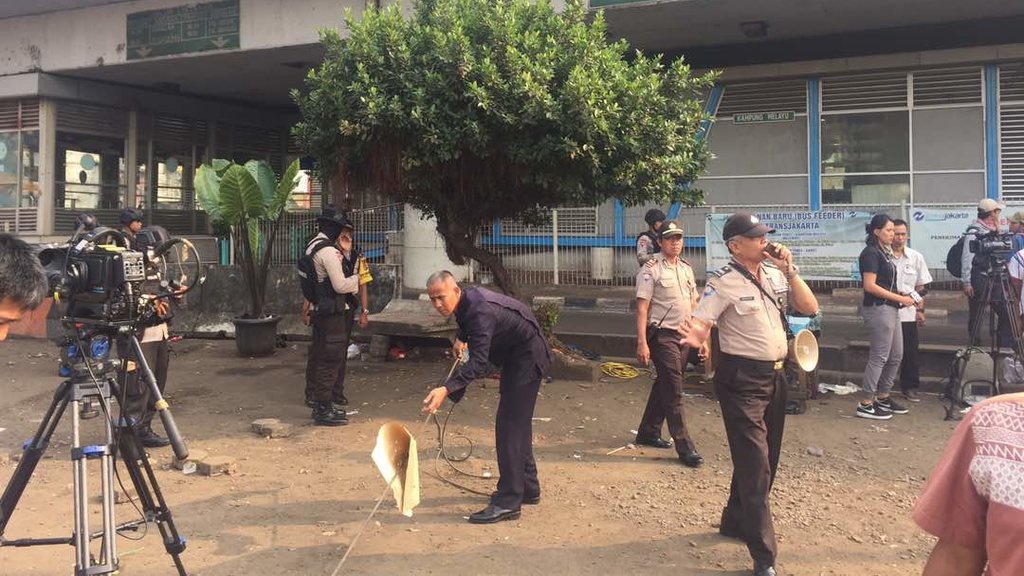 Polisi Alihkan Jalur di Sekitar Lokasi Bom Kampung Melayu Polisi Alihkan Jalur di Sekitar Lokasi Bom Kampung Melayu