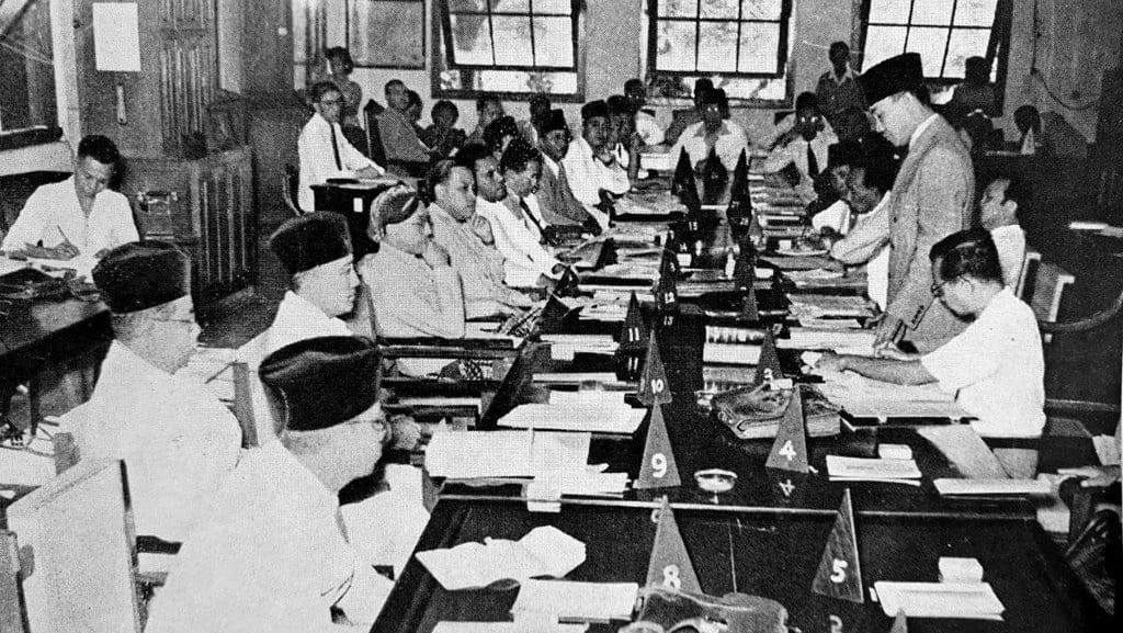 Hasil Sidang PPKI Tentang Pembagian Wilayah Indonesia & Gubernurnya Hasil Sidang PPKI Tentang Pembagian Wilayah Indonesia & Gubernurnya