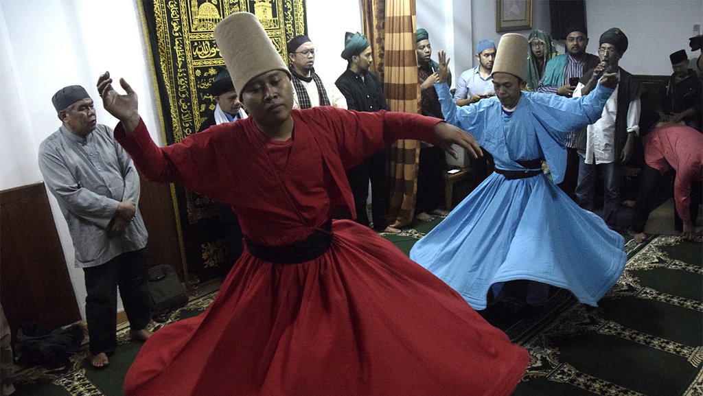 Menggapai Cinta Ilahi Lewat Tari Sufi Menggapai Cinta Ilahi Lewat Tari Sufi