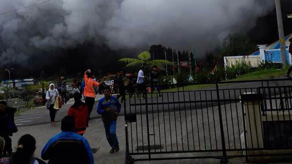 PVMBG Tegaskan Radius Bahaya Kawah Sileri 100 Meter PVMBG Tegaskan Radius Bahaya Kawah Sileri 100 Meter