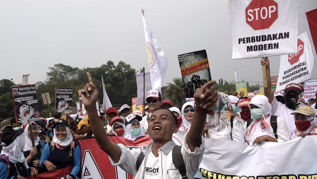 Ratusan Tenaga Honorer Menuntut Pengangkatan PNS Ratusan Tenaga Honorer Menuntut Pengangkatan PNS