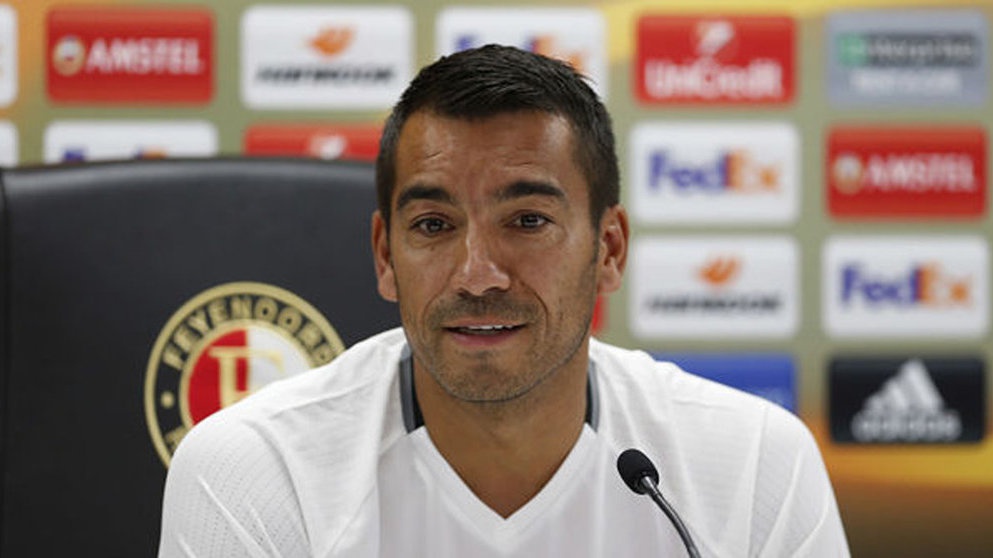 Isu Pelatih Timnas: Van Bronckhorst vs Kapadze, Bagus Mana? Isu Pelatih Timnas: Van Bronckhorst vs Kapadze, Bagus Mana?
