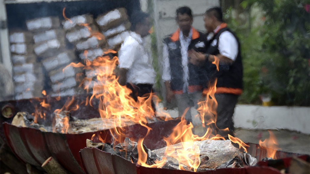 Kemendag Musnahkan Daging Kadaluarsa dan Gula Rafinasi Kemendag Musnahkan Daging Kadaluarsa dan Gula Rafinasi