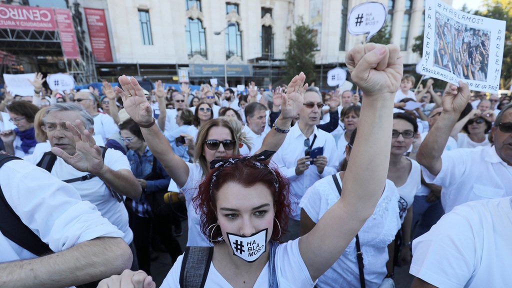 Ratusan Ribu Demonstran Memprotes Kemerdekaan Catalunya Ratusan Ribu Demonstran Memprotes Kemerdekaan Catalunya
