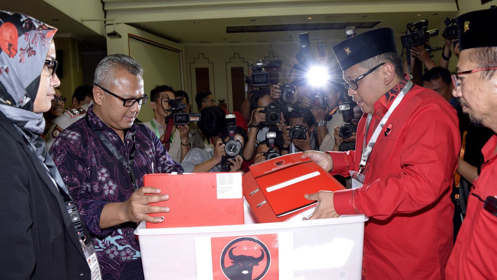 PDI Perjuangan Mendaftar ke KPU Diiringi Kirab Budaya PDI Perjuangan Mendaftar ke KPU Diiringi Kirab Budaya