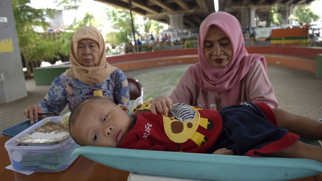 Pelayanan Posyandu Melati di Bawah Kolong Jembatan Pelayanan Posyandu Melati di Bawah Kolong Jembatan