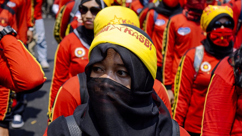 Aksi Buruh Menuntut Kenaikan UMP Aksi Buruh Menuntut Kenaikan UMP