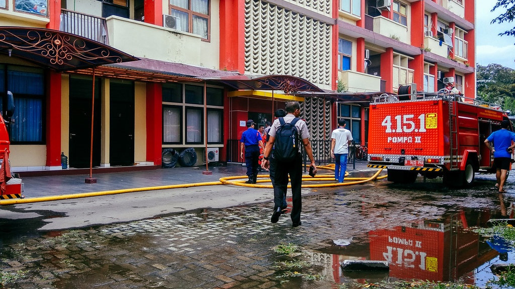 Lantai 3 Asrama Mahasiswa PTIK Kebakaran Lantai 3 Asrama Mahasiswa PTIK Kebakaran