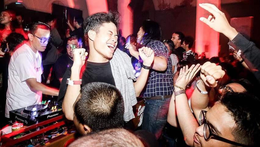 Disko Milenial, Berjoget, Bernyanyi, dan Nostalgia di Lantai Dansa Disko Milenial, Berjoget, Bernyanyi, dan Nostalgia di Lantai Dansa