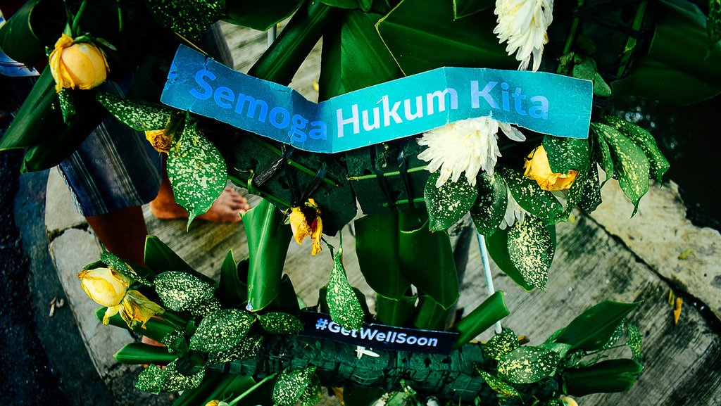Karangan Bunga di TKP Kecelakaan Setnov Karangan Bunga di TKP Kecelakaan Setnov