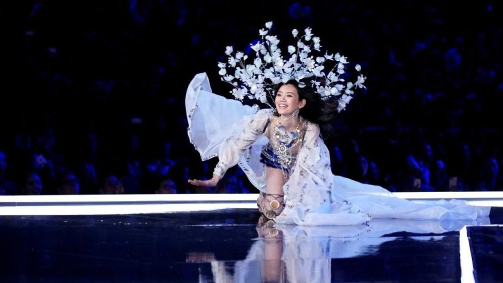 Model Ming Xi Terjatuh di Panggung Victoria's Secret Fashion Show Model Ming Xi Terjatuh di Panggung Victoria's Secret Fashion Show