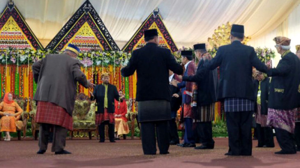 Pesta Kahiyang-Bobby: Jokowi Belajar Menari Tortor dari Youtube Pesta Kahiyang-Bobby: Jokowi Belajar Menari Tortor dari Youtube